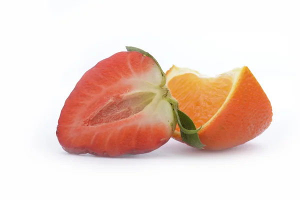 Erdbeeren und Mandarine isoliert auf weißem Hintergrund — Stockfoto