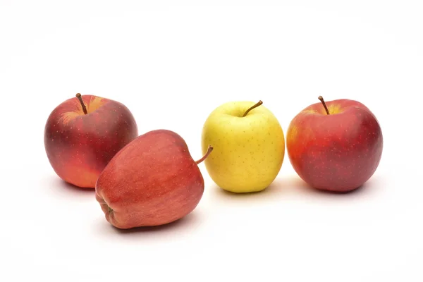 Pommes jaunes et rouges sur fond blanc — Photo