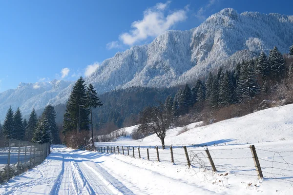 Mooie winterlandschap in bergdorp — Stockfoto