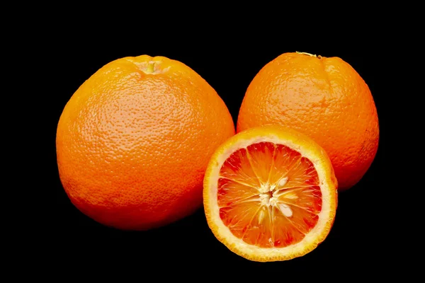 在黑色背景上的 Grepfruit 和橙色水果 — 图库照片