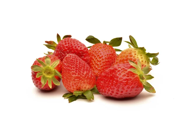 Frech Erdbeeren auf weißem Hintergrund — Stockfoto