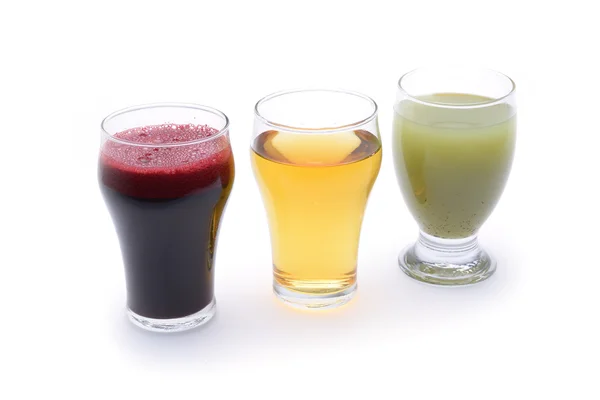 Färsk frukt- och grönsaksjuicer på vit bakgrund — Stockfoto