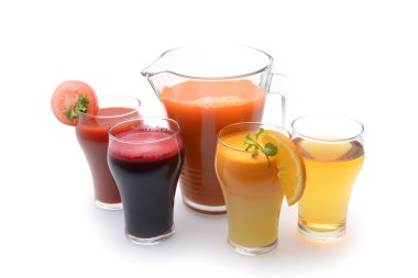 Taze meyve ve sebze suları beyaz arka plan üzerinde
