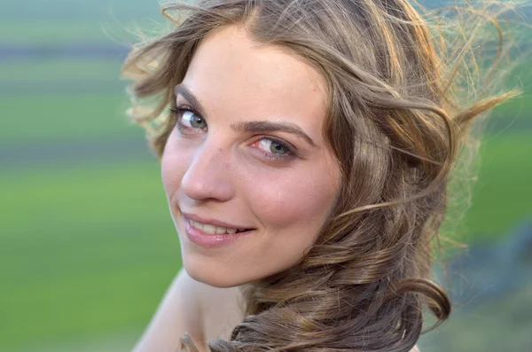 Jonge mooie vrouw portret buiten — Stockfoto