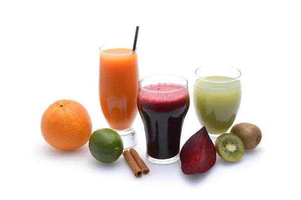 Jugos de frutas y verduras frescas sobre fondo blanco — Foto de Stock