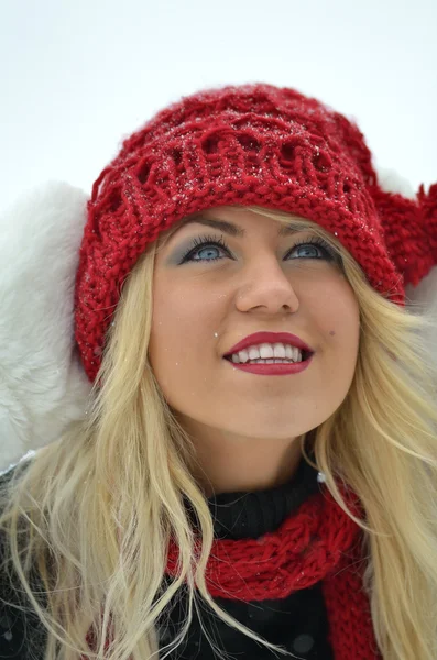 Mooie vrouw portret buiten in de winter — Stockfoto