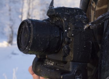 Buzun içinde sarılı profesyonel dijital fotoğraf makinesi