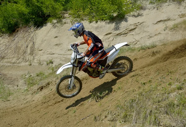 Sibiu, Roemenië - 12 juni: Tomer Shemersh met een motorfiets Ktm Exc tijdens een trainingssessie. — Stockfoto