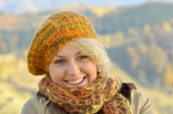 Outdoor portrait of a beautiful young girl — Stock Photo, Image