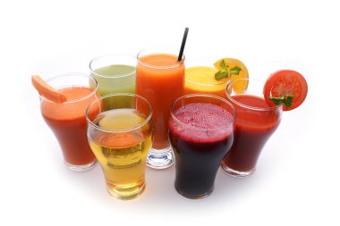 Taze meyve ve sebze suları beyaz arka plan üzerinde