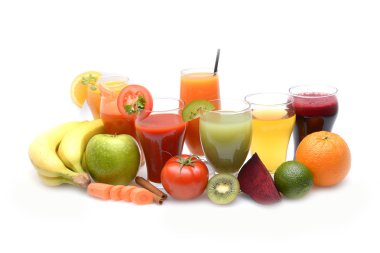 Taze meyve ve sebze suları beyaz arka plan üzerinde