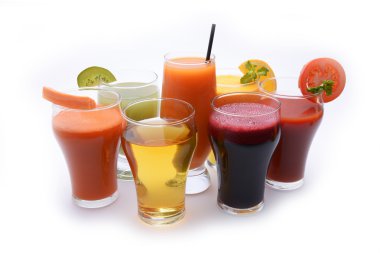 çimenlerin üzerinde küçük tavşan