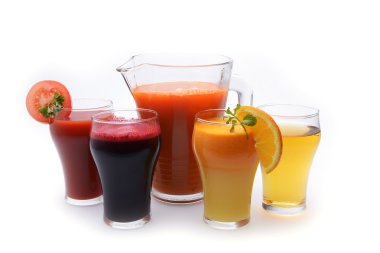 Taze meyve ve sebze suları beyaz arka plan üzerinde