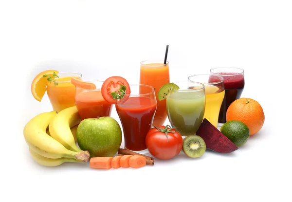 Свежие фруктовые и овощные соки на белом фоне — стоковое фото