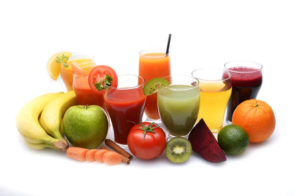 Frische Obst- und Gemüsesäfte auf weißem Hintergrund — Stockfoto