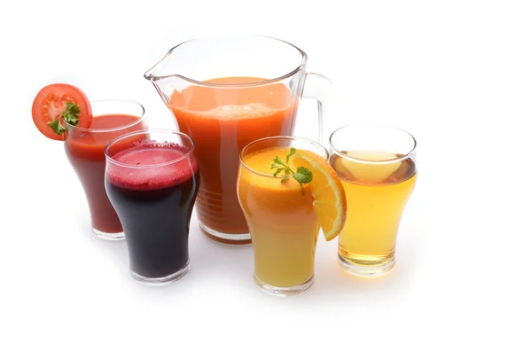 Färsk frukt- och grönsaksjuicer på vit bakgrund — Stockfoto