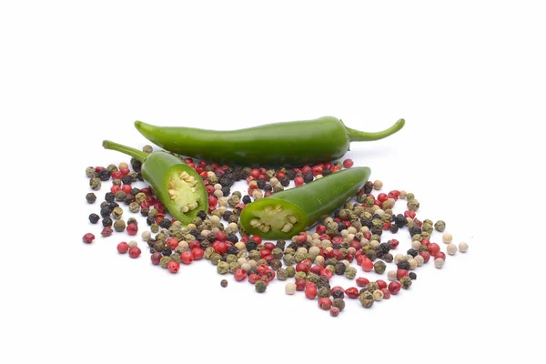 Peper en kruiden peper op witte achtergrond — Stockfoto