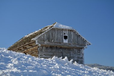 Bir kış günü içinde donmuş manzara