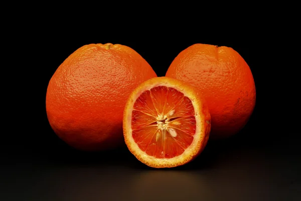 在黑色背景上的橙色水果 — 图库照片