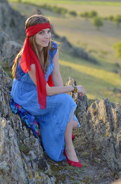 Jovem mulher ao ar livre ao pôr do sol — Fotografia de Stock