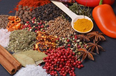 farklı baharat ve bitkilerle kompozisyon