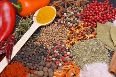 farklı baharat ve bitkilerle kompozisyon