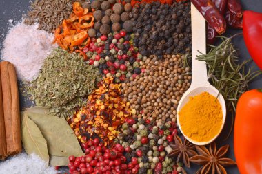 farklı baharat ve bitkilerle kompozisyon