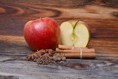 Elma tarçın tahta üzerinde ile