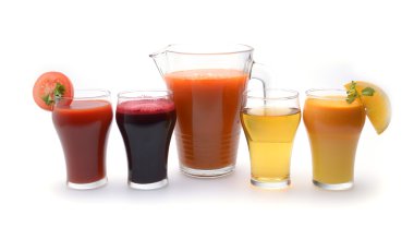 Taze meyve ve sebze suları beyaz arka plan üzerinde