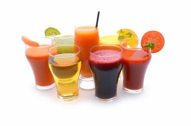 Taze meyve ve sebze suları beyaz arka plan üzerinde