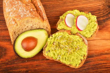 Avokado, turp ve mikroplar ile lahanası sandviç