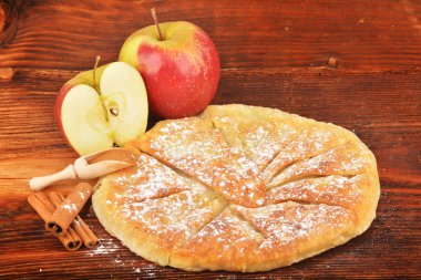 Tarçın ve şeker ile tatlı ev yapımı elma pasta