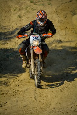 Sibiu, Romanya - 18 Temmuz: Stefan Bachmann Red Bull Romaniacs zor Enduro Rallisi Tc Hammersieda Motosiklet ile rekabet. Dünyanın en zor enduro Rallisi. 18 Temmuz 2015 Sibiu, Romanya.