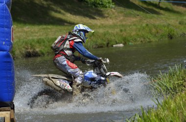 Sibiu, Romanya - 16 Temmuz: Benjamin Crookenden Red Bull Romaniacs zor Enduro Rallisi içinde bir takım Braap kardeşler Motosiklet ile rekabet. Dünyanın en zor enduro Rallisi. 16 Temmuz 2015 Sibiu, Romanya.