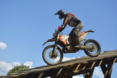 Sibiu, Romanya - 16 Temmuz: David Cyprian Red Bull Romaniacs zor Enduro Rallisi içinde Ktm 250 Exc 2015 Motosiklet ile rekabet. Dünyanın en zor enduro Rallisi. 16 Temmuz 2015 Sibiu, Romanya.