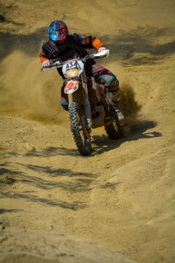 Sibiu, Romanya - 18 Temmuz: Brian Till Red Bull Romaniacs zor Enduro Rallisi içinde Madscrap takım Motosiklet ile rekabet. Dünyanın en zor enduro Rallisi. 18 Temmuz 2015 Sibiu, Romanya.