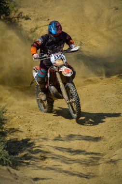 Sibiu, Romanya - 18 Temmuz: Brian Till Red Bull Romaniacs zor Enduro Rallisi içinde Madscrap takım Motosiklet ile rekabet. Dünyanın en zor enduro Rallisi. 18 Temmuz 2015 Sibiu, Romanya.