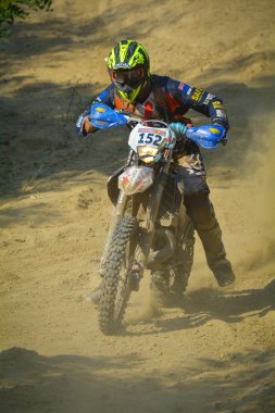 Sibiu, Romanya - 18 Temmuz: Tony Parker Red Bull Romaniacs zor Enduro Rallisi içinde Kent Road motosiklet motosiklet ile rekabet. Dünyanın en zor enduro Rallisi. 18 Temmuz 2015 Sibiu, Romanya.