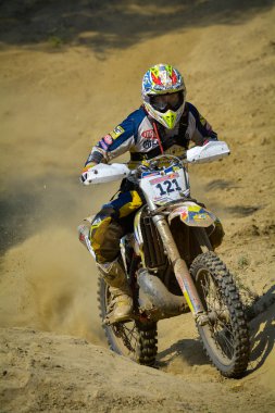 Sibiu, Romanya - 18 Temmuz: Robert Szakacs Red Bull Romaniacs zor Enduro Rallisi içinde Bgs Motorsort Motosiklet ile rekabet. Dünyanın en zor enduro Rallisi. 18 Temmuz 2015 Sibiu, Romanya.