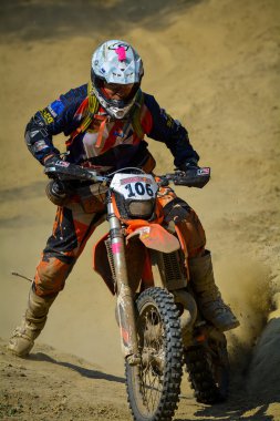 Sibiu, Romanya - 18 Temmuz: Mark Delautour Red Bull Romaniacs zor Enduro Rallisi içinde Goldentyre Motosiklet ile rekabet. Dünyanın en zor enduro Rallisi. 18 Temmuz 2015 Sibiu, Romanya.