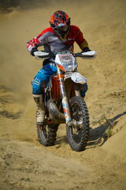 Sibiu, Romanya - 18 Temmuz: Bir rakiple Red Bull Romaniacs Hard Enduro Rally Ktm motosiklet. Dünyanın en zor enduro Rallisi. 18 Temmuz 2015 Sibiu, Romanya.