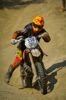 Sibiu, Romanya - 18 Temmuz: Robin Scarry Red Bull Romaniacs zor Enduro Rallisi içinde takım yarım yamalak bir motosiklet ile rekabet. Dünyanın en zor enduro Rallisi. 18 Temmuz 2015 Sibiu, Romanya.