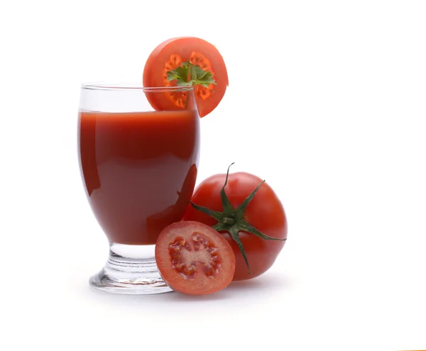 Frischer Tomatensaft auf weißem Hintergrund — Stockfoto