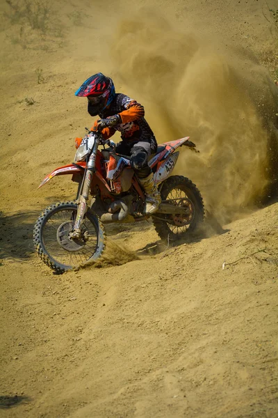 SIBIU, ROMANIA - JULY 18: Joseph Till competing in Red Bull ROMANIACS Hard Enduro Rally with a Madscarp Team motorcycle. The hardest enduro rally in the world. July 18, 2015 in Sibiu, Romania. — Stock Photo, Image