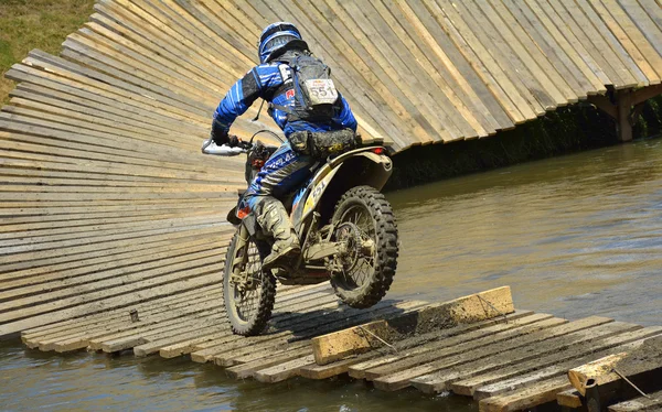 Sibiu, Roemenië - 16 juli: Ken Daniel concurreren in Red Bull Romaniacs harde Enduro Rally met een motorfiets Redmoto Husqvarna Racing. De moeilijkste enduro rally in de wereld. 16 juli 2015 in Sibiu, Roemenië. — Stockfoto