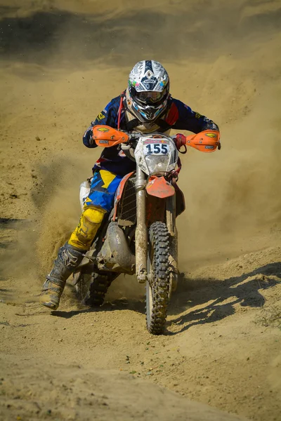 Sibiu, Románia - július 18-án: Dyalan Yearbury, a Red Bull Romaniacs kemény Enduro Rally versenyző egy Stihl bolt Cambridge motorkerékpár. A legnehezebb enduro rally a világ. Július 18., 2015-ben Sibiu, Románia. — Stock Fotó