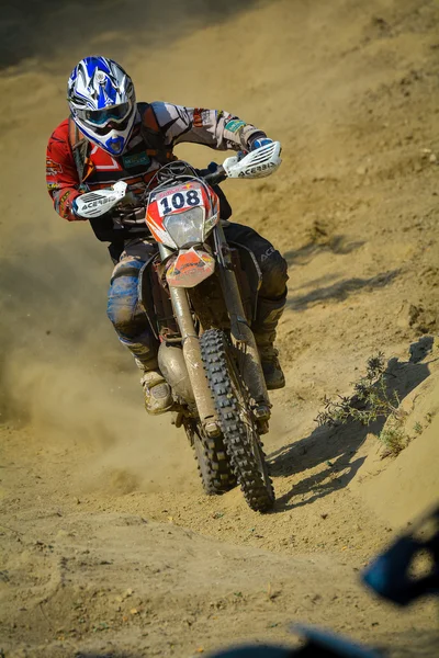 Sibiu, Roemenië - 18 juli: Thomas Schranz concurreren in Red Bull Romaniacs harde Enduro Rally met een Team Saanenland motorfiets. De moeilijkste enduro rally in de wereld. 18 juli 2015 in Sibiu, Roemenië. — Stockfoto