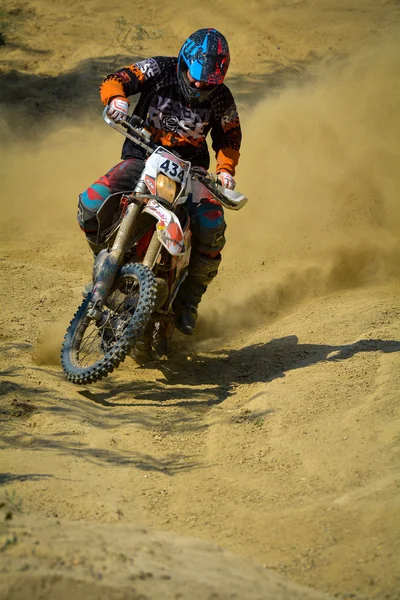 SIBIU, ROMANIA - JULY 18: Brian Till competing in Red Bull ROMANIACS Hard Enduro Rally with a Madscrap Team motorcycle. The hardest enduro rally in the world. July 18, 2015 in Sibiu, Romania. — Stock Photo, Image