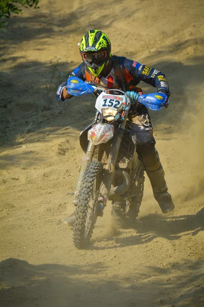 SIBIU, ROMANIA - 18 de julio: Tony Parker compitiendo en el Red Bull ROMANIACS Hard Enduro Rally con una motocicleta Kent Road. El rally enduro más difícil del mundo. 18 de julio de 2015 en Sibiu, Rumania . — Foto de Stock