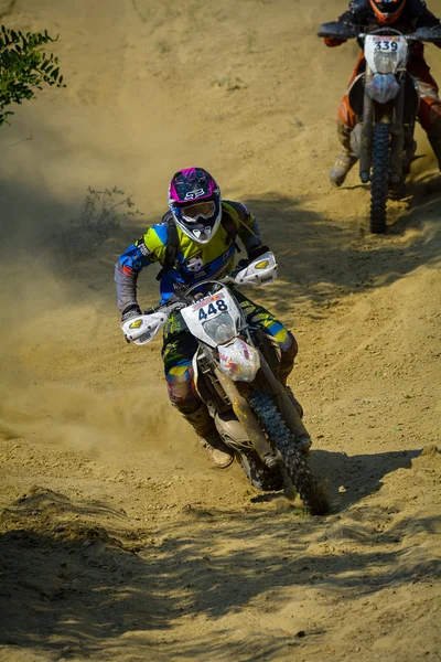 Sibiu, Roemenië - 18 juli: Przemyslaw Kowalski concurreren in Red Bull Romaniacs harde Enduro Rally met een motorfiets Panda Racing. De moeilijkste enduro rally in de wereld. 18 juli 2015 in Sibiu, Roemenië. — Stockfoto